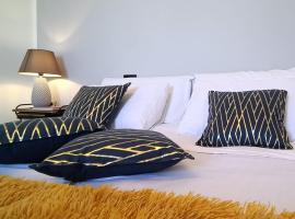 ArtGallery Apartment - Villa immersa nel verde - Deluxe, hotell i Viterbo