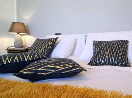 ArtGallery Apartment - Villa immersa nel verde - Deluxe, hotel u gradu Viterbo