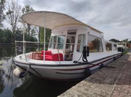 Nuit insolite péniche bateau Libéllule, хотел с паркинг в Briennon