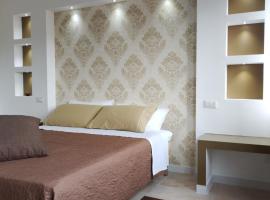 TWIN HOUSE brown: Tito'da bir otel