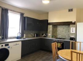 Comfortable Home away from Home, town centre, free parking,multiple Rooms、チェルトナムのキッチン付きホテル