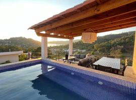 Hermosa casa privada con jacuzzi y una vista espectacular al lago, casa de temporada em Valle de Bravo