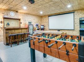 Sporty Blaine Home with Games about 2 Mi to Super Rink!, hotel a Blaine