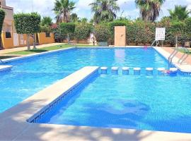 Beautiful 3 Bed Townhouse with landscaped communal pool area, hotel in Playas de Orihuela