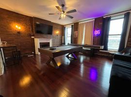 Downtown Loft Sleeps 6 - Pool Table Shuffleboard, feriebolig i Louisville