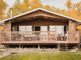 Cozy lake cottage, Hotel in Wabamun