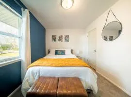 “Hole in the Bottle” Dog-Friendly Retreat Near Wineries/Spire/GOTL