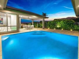 Family Paradise;Elegant 4BR King bed; Pool and BBQ, prázdninový dům v destinaci Trinity Beach