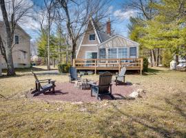 Waterfront Home with Sunroom and Dock - Near Kalahari!, sumarhús í Pocono Summit