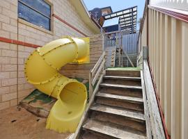 Hillside - Family Orientated Holiday Home, hotel in Warrnambool