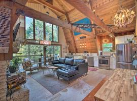 Viesnīca Cabin Vacation Rental 4 Mi to Lake Arrowhead pilsētā Twin Peaks