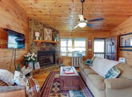 Blue Ridge Cozy Cabin in the Woods with Hot Tub!, hotel med jacuzzi i Blue Ridge