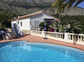 Villa with private swimming pool suitable for up to 6 people, hôtel à Bernia