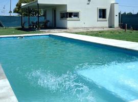 Casa con piscina, vacation home in Maipú