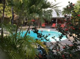 Maison Saint Exupéry avec piscine, hotel v destinaci Le François