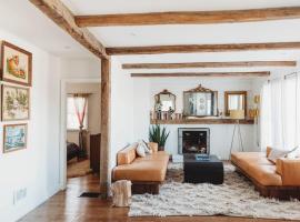 Ode to the '70's creative private home with pool, hotel v destinaci Honey Brook