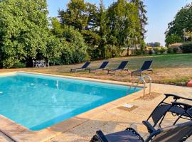Nice Apartment In Maulon Darmagnac With Outdoor Swimming Pool, Wifi And 2 Bedrooms, budgethotel i Mauléon-dʼArmagnac