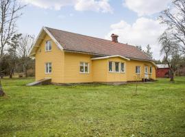 Gorgeous Home In Rockneby With House Sea View, semesterhus i Rockneby