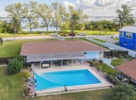 Pool home on the Bay, large private yard near AMI, hotel a Bradenton