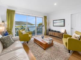 Cosy Cottage Above the Hawkesbury w/ Jetty, cottage à Mooney Mooney