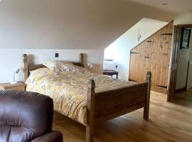 Open plan area sleeping up to 2 adults & 2 children: Bideford'da bir otel