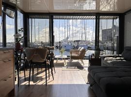 Hausboot mit Motorboot、ハイリゲンハーフェンの船上ホテル