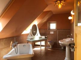 Zimmer mit Bad in Haus auf dem Land: Sankt Margarethen an der Raab şehrinde bir otoparklı otel