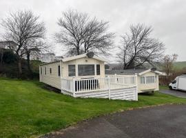 Take me to the beach at J&S caravan holidays Newquay Bay resort, hotel u gradu 'Saint Columb Minor'