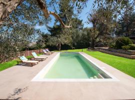 Spyrelia Villa with Private Pool & Outdoor Hot Tub, hotel in Dassia