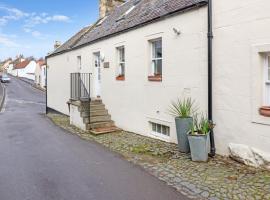 Whinstone Holiday Home in Falkland, hotel with parking in Falkland