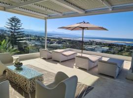 Contemporary villa with amazing views, vacation home in Plettenberg Bay