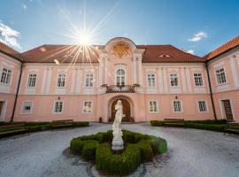 Zamek Hradek u Susice, hotel v Hrádku