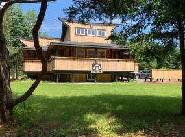 Wild Pines Cabins, pet-friendly hotel in Surrey