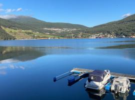 Nedre Amla Fjord Apartment, hotel med parkering i Kaupanger