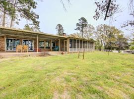 Mineola Lakefront Cottage with Spacious Backyard, family hotel in Mineola