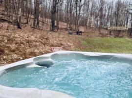 Cozy Cottage with Jacuzzi and Fire Pit and Reading Nook!, hotel in Livingston Manor