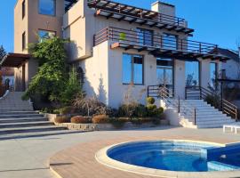 Villa Sunny Side Skopje، فندق في Dolno Solnje