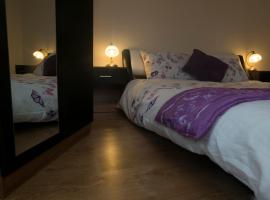 Lovely Master Bedroom with King Size Bed: Liverpool'da bir pansiyon
