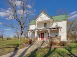 Spacious Missouri Vacation Rental with Fire Pit!, hotel with parking in Greenfield
