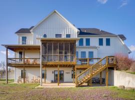 Rustic Missouri Vacation Rental with Hill Views!, жилье для отдыха в городе Greenfield