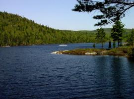 Auberge La Tanière, rantahotelli kohteessa Tadoussac