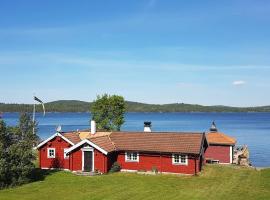 Cottage with spa sauna boat as extra cost, vacation home in Hult