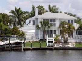 Waterfront Villa With Private Pool!, Hotel in Cape Coral