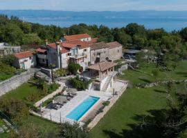 Holiday Home Oliti with Pool, hotel i Mošćenice