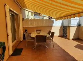 Apartamento con terraza privada, piscina y pkg