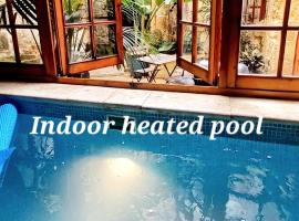 Il Mithna farmhouse with indoor heated jacuzzi pool, pr&aacute;zdninov&yacute; dům v destinaci Għarb