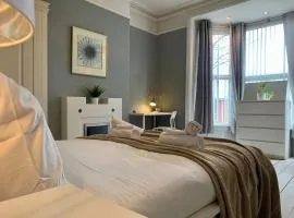 Spacious 6BR Victorian Home in 14 Somerford Near Wolverhampton Centre with Free Parking