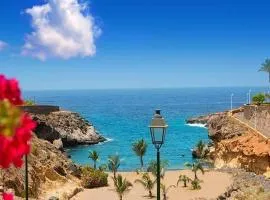 Premium Paradise Stay - Balcony Sea & Pool Views - Top Rated