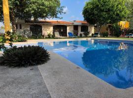 Hermosa Casa Ikal en Acapulco, hotel with pools in Barra de Coyuca