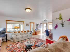 Ideally Located Taos Vacation Rental with Gas Grill, hotel in Ranchos de Taos